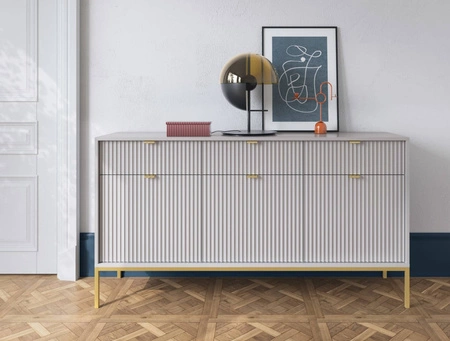 Kommode mit Schubladen Lovro 154 cm grau modernes Design wird die Liebhaber von ausdrucksstarken Innenräumen begeistern goldenes Metallzubehör