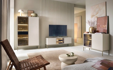 RTV Schrank Amma 154 cm beige elegante Form des Möbels in einem modernen Stil geschmackvoll geriffelte Front sicher gehärtetem Glas