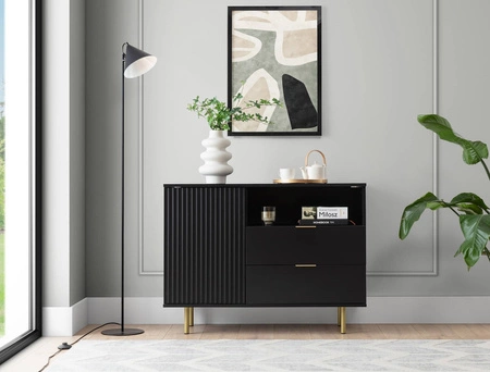 Kommode Sula 107 cm schwarz elegante und funktionelle Kommode mit dekorativer geriffelter Front, die mit Metallgriffen verziert ist
