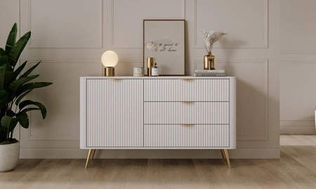 Lante Schubladenkommode 138 cm weiß elegante abgerundete Kommode auf einem Metallsockel unterstützt stilvolle Griffe