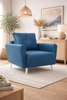 Sessel Felicie blau eleganter Sessel für das Wohnzimmer mit einem geräumigen und weichen Sitz Holzbeine hinzufügen visuelle Leichtigkeit