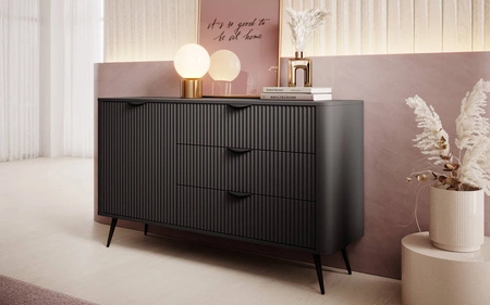 Lante Schubladenkommode 138 cm schwarz elegante abgerundete Kommode auf einem Metallsockel unterstützt stilvolle Griffe