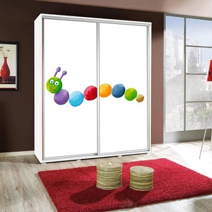 Artistino 155 cm Schiebeschrank mit Regenwurm-Grafik Der Korpus des Schranks in Weiß besteht aus 22 mm starker Platte