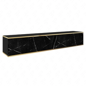 TV-Lowboard Luxury 175 cm Schwarzer Marmor Begeistert Liebhaber eleganter Arrangements Korpus verziert mit einer goldenen Leiste dekorative Marmoroberfläche