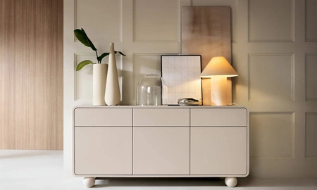 Kommode mit Schubladen Bion 160 cm beige stylische Kommode für Wohnzimmer Designer runde Form originelle Beine in Form von Kugeln