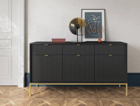 Kommode mit Schubladen Lovro 154 cm schwarz modernes Design wird die Liebhaber von ausdrucksstarken Interieurs begeistern Gold Metall Accessoires