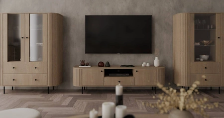 Vitrina Ovalio 123 cm Eiche cremona Designer Vitrine für Wohnzimmer mit ovaler Form und dekorativen Fräsungen geräumige Schubladen