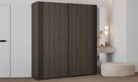 Schiebeschrank Niva 180 cm Eiche dunin geräumiger Kleiderschrank mit Lamellen dekoriert ist perfekt für Räume jeder Größe