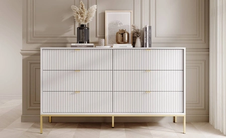 Kommode mit Schubladen Lovro 154 cm weiß modernes Design wird Liebhaber von ausdrucksstarken Interieurs geriffelte Fronten Gold-Accessoires begeistern