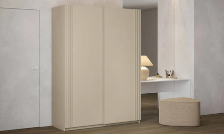 Schiebeschrank Niva 150 cm beige geräumiger Kleiderschrank mit Lamellen verziert ist perfekt für Räume jeder Größe
