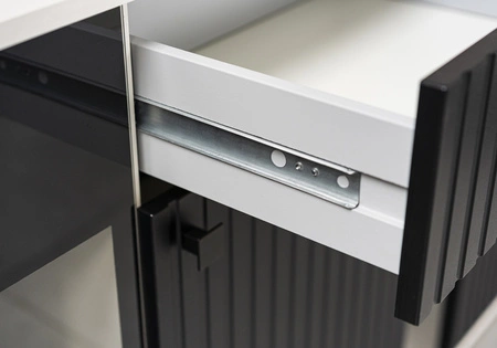 Kommode Senja 140 cm matera / schwarz elegantes Design dekorative geriffelte Front mit Metallgriff