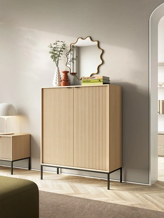 Kommode Lovro 104 cm Eiche Vicenza äußerst elegante Kommode, die durch modische Farben hervorgehoben wird Designer-Rillen auf den Fronten